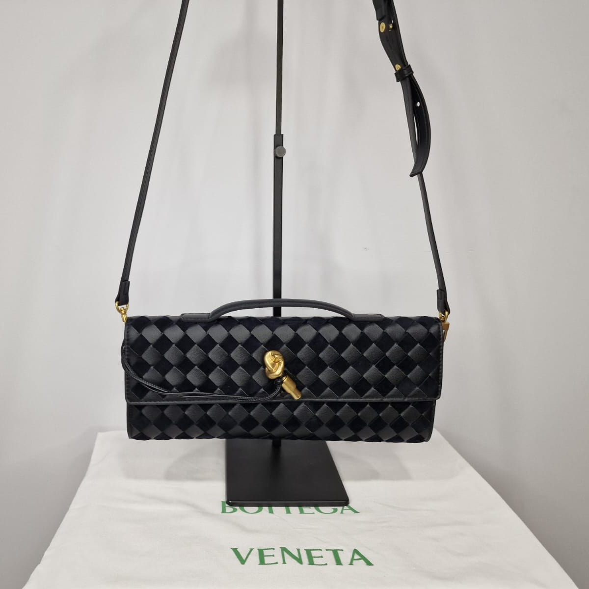 Дамски клъч Bottega Veneta от велур и кожа