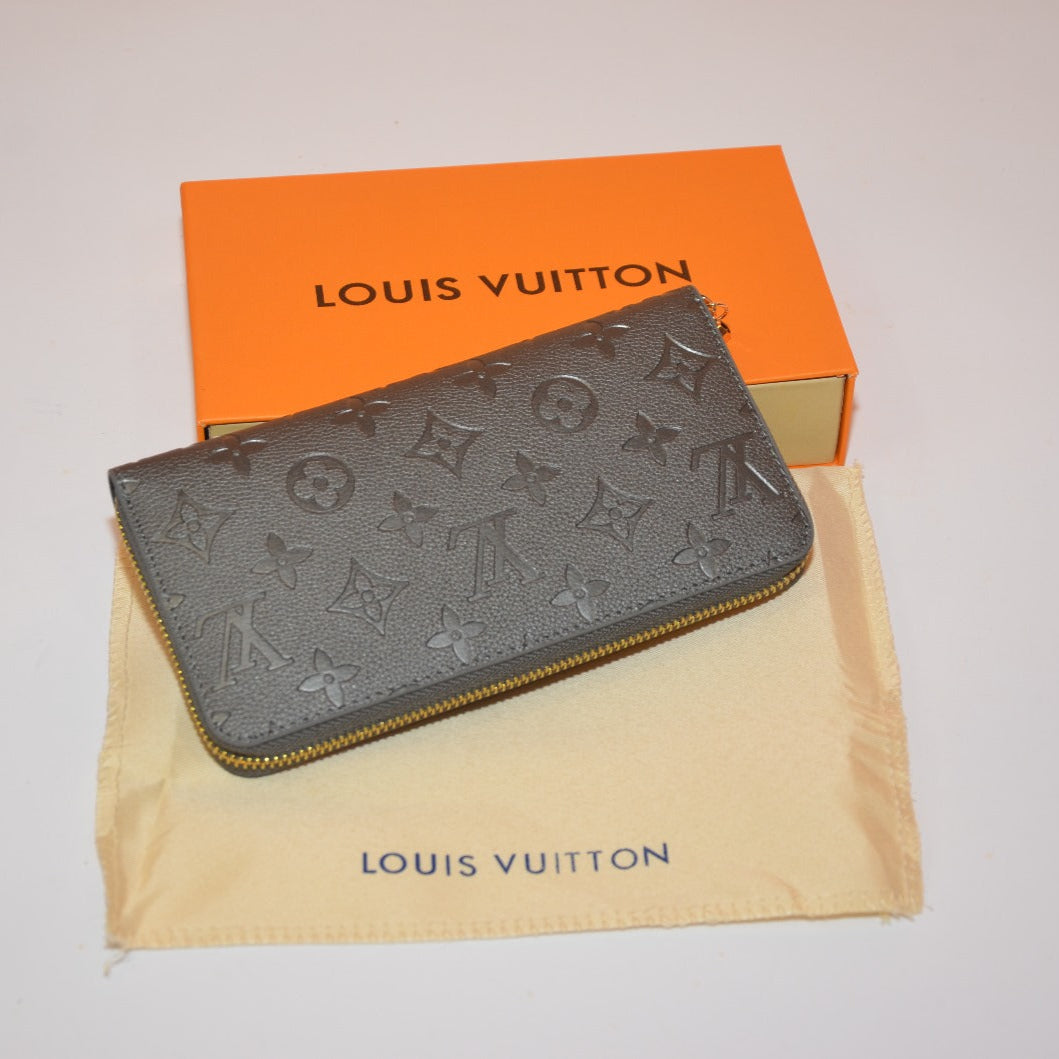 Дамски портфейл Louis Vuitton от естествена кожа