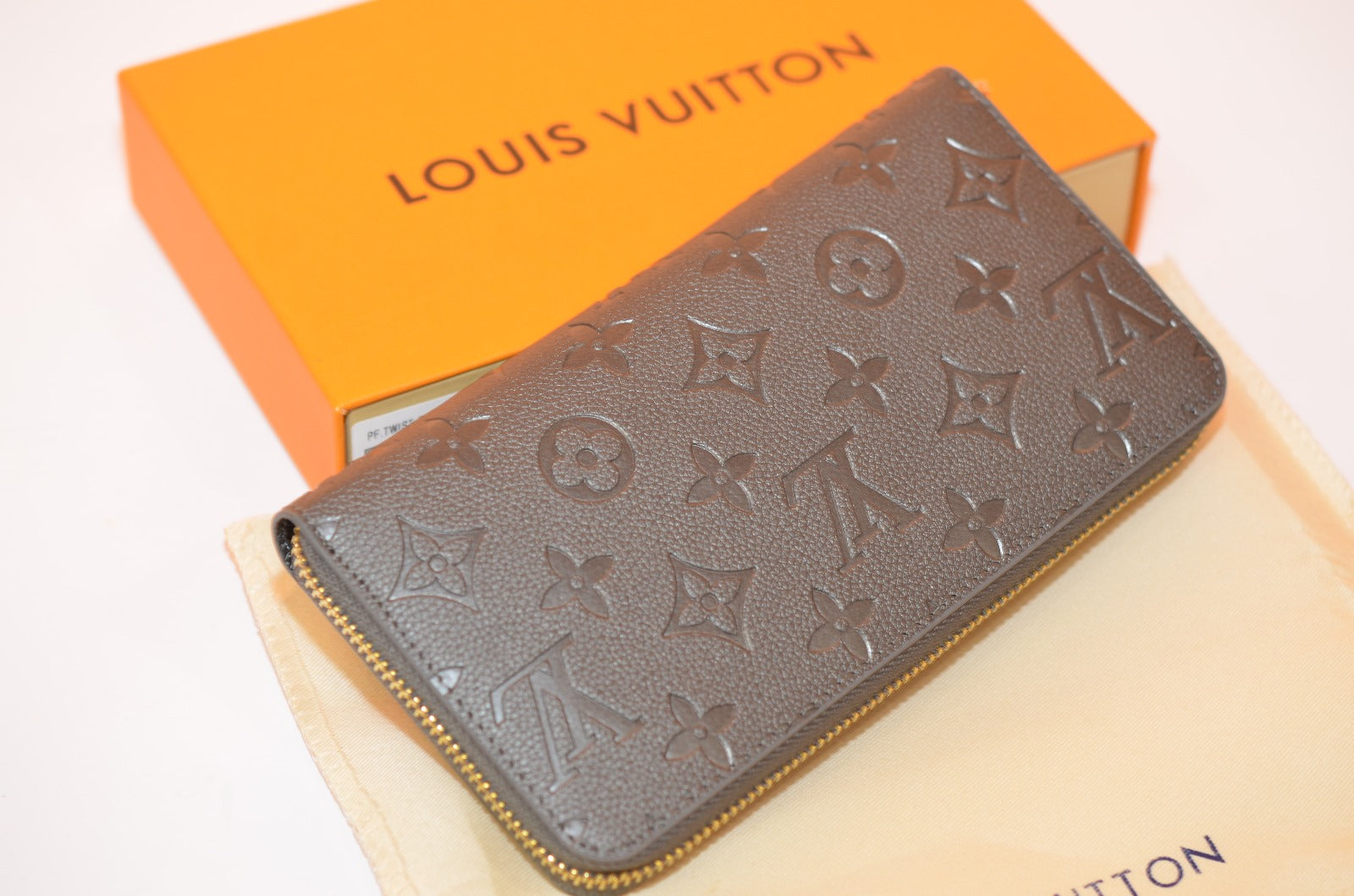 Дамски портфейл Louis Vuitton от естествена кожа